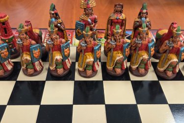 Eladó egy egyedi megjelenésű, 40×40 cm-es sakk készlet, amely remek választás mind játékhoz, mind dekorációnak. A tábla stabil, szépen kidolgozott, a figurák teljesek és sérülésmentesek. Ritkán kapható ilyen stílusú darab, igazi különlegesség!&#13;&#10;Átvehető Vecsésen vagy a XVIII. kerületben.&#13;&#10;Előre utalás után plusz postaköltség esetén küldöm.&#13;&#10;Tel.:06209413596