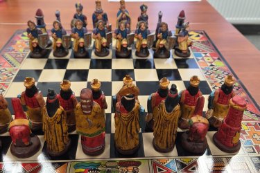 Eladó egy egyedi megjelenésű, 40×40 cm-es sakk készlet, amely remek választás mind játékhoz, mind dekorációnak. A tábla stabil, szépen kidolgozott, a figurák teljesek és sérülésmentesek. Ritkán kapható ilyen stílusú darab, igazi különlegesség!&#13;&#10;Átvehető Vecsésen vagy a XVIII. kerületben.&#13;&#10;Előre utalás után plusz postaköltség esetén küldöm.&#13;&#10;Tel.:06209413596