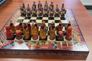 Eladó egy egyedi megjelenésű, 40×40 cm-es sakk készlet, amely remek választás mind játékhoz, mind dekorációnak. A tábla stabil, szépen kidolgozott, a figurák teljesek és sérülésmentesek. Ritkán kapható ilyen stílusú darab, igazi különlegesség!&#13;&#10;Átvehető Vecsésen vagy a XVIII. kerületben.&#13;&#10;Előre utalás után plusz postaköltség esetén küldöm.&#13;&#10;Tel.:06209413596