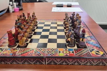 Eladó egy egyedi megjelenésű, 40×40 cm-es sakk készlet, amely remek választás mind játékhoz, mind dekorációnak. A tábla stabil, szépen kidolgozott, a figurák teljesek és sérülésmentesek. Ritkán kapható ilyen stílusú darab, igazi különlegesség!&#13;&#10;Átvehető Vecsésen vagy a XVIII. kerületben.&#13;&#10;Előre utalás után plusz postaköltség esetén küldöm.&#13;&#10;Tel.:06209413596