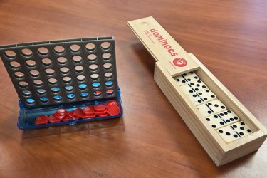 Eladó egy Tip Tower ügyességi toronyjáték, egy összecsukható 4-es amőba és egy fa dobozos dominó készlet.&#13;&#10;Mindhárom játék szép állapotú, teljes és azonnal használható.&#13;&#10;&#13;&#10;A három játék egyben eladó&#13;&#10;Az ára: 10 000 Ft&#13;&#10;&#13;&#10;Ideális gyerekeknek, családoknak, ajándéknak vagy otthoni játékhoz.&#13;&#10;Tel.:06209413596