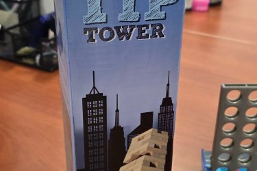 Eladó egy Tip Tower ügyességi toronyjáték, egy összecsukható 4-es amőba és egy fa dobozos dominó készlet.&#13;&#10;Mindhárom játék szép állapotú, teljes és azonnal használható.&#13;&#10;&#13;&#10;A három játék egyben eladó&#13;&#10;Az ára: 10 000 Ft&#13;&#10;&#13;&#10;Ideális gyerekeknek, családoknak, ajándéknak vagy otthoni játékhoz.&#13;&#10;Tel.:06209413596
