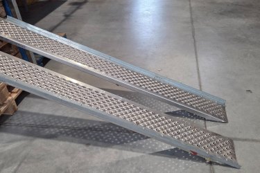 Eladó AL-KO rámpa – 400 kg teherbírás, párban – 2000 mm!&#13;&#10;&#13;&#10;Eladó egy AL-KO egyenes alumínium rámpapár, amely használt, de újszerű állapotú. Kiváló minőség, masszív kialakítás&#13;&#10;&#13;&#10;Műszaki adatok:&#13;&#10;Hosszúság: 2000 mm&#13;&#10;Szélesség: 225 mm&#13;&#10;Teherbírás: 400 kg / pár&#13;&#10;Anyag: könnyű, erős alumínium&#13;&#10;&#13;&#10;Az ára párban: 30000Ft&#13;&#10;A rámpák stabilak, masszívak, könnyen mozgathatók és biztonságosan használhatók.&#13;&#10;Átvehető Vecsésen&#13;&#10;Tel.: 06209413596