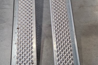 Eladó AL-KO rámpa – 400 kg teherbírás, párban – 2000 mm!&#13;&#10;&#13;&#10;Eladó egy AL-KO egyenes alumínium rámpapár, amely használt, de újszerű állapotú. Kiváló minőség, masszív kialakítás&#13;&#10;&#13;&#10;Műszaki adatok:&#13;&#10;Hosszúság: 2000 mm&#13;&#10;Szélesség: 225 mm&#13;&#10;Teherbírás: 400 kg / pár&#13;&#10;Anyag: könnyű, erős alumínium&#13;&#10;&#13;&#10;Az ára párban: 30000Ft&#13;&#10;A rámpák stabilak, masszívak, könnyen mozgathatók és biztonságosan használhatók.&#13;&#10;Átvehető Vecsésen&#13;&#10;Tel.: 06209413596