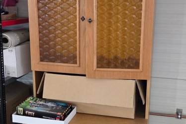 Eladó vintage stílusú fa szekrény&#13;&#10;Több részből álló, praktikus tárolóbútor, amely jól használható nappaliba, konyhába, kamrába vagy műhelybe is. Ideális tányéroknak, könyveknek vagy bármilyen háztartási tárolásra.&#13;&#10;Méretek:&#13;&#10;Hossza: 93cm&#13;&#10;Magassága: 220cm&#13;&#10;Mélysége: 58,5cm&#13;&#10;Átvétel személyesen, Vecsésen&#13;&#10;Ingyen elvihető&#13;&#10;Tel.: 06209413596