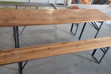 Eladó Sörpad garnitúra&#13;&#10;Kültérre és beltérre is használható. Az asztal felülete karcos, de a használatot nem befolyásolja. Ideális kerti bulikhoz, rendezvényekhez vagy akár műhelybe.&#13;&#10;Mérete (pad):&#13;&#10;Hossza: 196cm&#13;&#10;Széles: 24cm&#13;&#10;Magassága: 46cm&#13;&#10;&#13;&#10;(asztal)&#13;&#10;Hossza: 193cm&#13;&#10;Széles: 49cm&#13;&#10;Magassága: 76cm&#13;&#10;Átvétel személyesen, Vecsésen&#13;&#10;Ára: 5000Ft&#13;&#10;Tel.: 06209413596