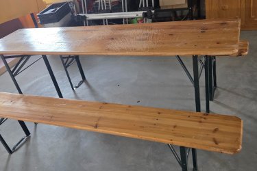 Eladó Sörpad garnitúra&#13;&#10;Kültérre és beltérre is használható. Az asztal felülete karcos, de a használatot nem befolyásolja. Ideális kerti bulikhoz, rendezvényekhez vagy akár műhelybe.&#13;&#10;Mérete (pad):&#13;&#10;Hossza: 196cm&#13;&#10;Széles: 24cm&#13;&#10;Magassága: 46cm&#13;&#10;&#13;&#10;(asztal)&#13;&#10;Hossza: 193cm&#13;&#10;Széles: 49cm&#13;&#10;Magassága: 76cm&#13;&#10;Átvétel személyesen, Vecsésen&#13;&#10;Ára: 5000Ft&#13;&#10;Tel.: 06209413596