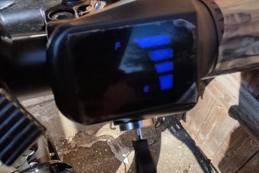         


Motor teljesítménye	
250W

Akkumulátor	
15Ah 48V

Szín	
szürke, 

Vezetési távolság	
40-80 km

Sebesség	
25 km/h

Méretek	
120 x 52 x 106 cm

Maximális Járművezető Súlya	
100kg

Töltési idő	
6-8 óra

Súlya	
35,8 kg

Vízálló	
IP2

Termék tartozékai

+++
Hátsó lámpa + Hátsó led irányjelzö.+ lopásgátló riasztó

14 hüvelykes gumi               













