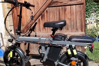         


Motor teljesítménye	
250W

Akkumulátor	
15Ah 48V

Szín	
szürke, 

Vezetési távolság	
40-80 km

Sebesség	
25 km/h

Méretek	
120 x 52 x 106 cm

Maximális Járművezető Súlya	
100kg

Töltési idő	
6-8 óra

Súlya	
35,8 kg

Vízálló	
IP2

Termék tartozékai

+++
Hátsó lámpa + Hátsó led irányjelzö.+ lopásgátló riasztó

14 hüvelykes gumi               













