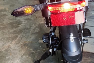         


Motor teljesítménye	
250W

Akkumulátor	
15Ah 48V

Szín	
szürke, 

Vezetési távolság	
40-80 km

Sebesség	
25 km/h

Méretek	
120 x 52 x 106 cm

Maximális Járművezető Súlya	
100kg

Töltési idő	
6-8 óra

Súlya	
35,8 kg

Vízálló	
IP2

Termék tartozékai

+++
Hátsó lámpa + Hátsó led irányjelzö.+ lopásgátló riasztó

14 hüvelykes gumi               













