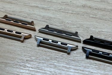A fém adapterek lehetővé teszik, hogy 22 mm-es univerzális óraszíjakat is használj. Gyorsan és kényelmesen cserélhető.

Színek: fekete, ezüst és rose gold.

Minden Apple Watch szériával kompatibilis. A kisebb (38 mm, 40 mm és 41 mm-es), és a nagyobb (42 mm, 44 mm, 45 mm és 49 mm-es). Az Apple Watch órád aljáról leolvashatod, hogy Neked milyen méretű adapterre van szükséged.

A cserélhető adapter főbb tulajdonságai:
-Minden Apple Watch szériához megfelelő
-Gyorsan és egyszerűen kicserélhető otthon is
-Strapabíró a rozsdamentes acélnak köszönhetően

Az ár egy darab adapterre értendő: 900 Ft

4 adapter megvétele esetén egy óraszíj szerszámot adok ajándékba:
https://happywatch.hu/termek/oraszij-szerelo-szerszam-2/

Az adapterről bővebben:
https://happywatch.hu/termek/apple-watch-adapter-22mm-es-oraszijhoz/