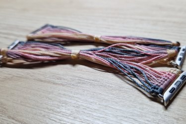 Egyedi és elegáns megjelenést kölcsönző színes, cserélhető szíjak minden Apple Watch szériához.

Légy változatos, légy egyedi!

Öltöztessen Téged is a mindennapi viseletedhez, hogy ne csak az életben, de az öltözködésedben is meglegyen a harmónia.

A kényelmes és nagyon finom tapintású óraszíjak mutatósabb és elegánsabb hatást váltanak ki viselőjükből.

Minden Apple Watch szériával kompatibilis. Két szíj méret létezik. A kisebb (38 mm, 40 mm és 41 mm-es), és a nagyobb (42 mm, 44 mm, 45 mm és 49 mm-es). Az Apple Watch órád aljáról leolvashatod, hogy Neked milyen méretű szíjra van szükséged.

A cserélhető pótszíj főbb tulajdonságai:

Minden Apple Watch szériához megfelelő
Gyorsan és egyszerűen kicserélhető otthon is
Strapabíró, rugalmas és tartós kialakítás
Egyedi megjelenés
Kényelmes

Ajándékdobozzal is megvásárolható, így egy igazán szép és elegáns meglepetés lehet szinte bármilyen alkalomra. Az ajándékdoboz fekete színű és +500 Ft az ára.

Egy szíj ára: 4490 Ft
Ajándékdobozzal: +500 Ft

Erről a szíjról bővebben:
https://happywatch.hu/termek/apple-watch-hand-made-szij/