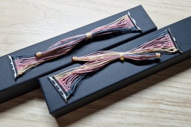 Egyedi és elegáns megjelenést kölcsönző színes, cserélhető szíjak minden Apple Watch szériához.

Légy változatos, légy egyedi!

Öltöztessen Téged is a mindennapi viseletedhez, hogy ne csak az életben, de az öltözködésedben is meglegyen a harmónia.

A kényelmes és nagyon finom tapintású óraszíjak mutatósabb és elegánsabb hatást váltanak ki viselőjükből.

Minden Apple Watch szériával kompatibilis. Két szíj méret létezik. A kisebb (38 mm, 40 mm és 41 mm-es), és a nagyobb (42 mm, 44 mm, 45 mm és 49 mm-es). Az Apple Watch órád aljáról leolvashatod, hogy Neked milyen méretű szíjra van szükséged.

A cserélhető pótszíj főbb tulajdonságai:

Minden Apple Watch szériához megfelelő
Gyorsan és egyszerűen kicserélhető otthon is
Strapabíró, rugalmas és tartós kialakítás
Egyedi megjelenés
Kényelmes

Ajándékdobozzal is megvásárolható, így egy igazán szép és elegáns meglepetés lehet szinte bármilyen alkalomra. Az ajándékdoboz fekete színű és +500 Ft az ára.

Egy szíj ára: 4490 Ft
Ajándékdobozzal: +500 Ft

Erről a szíjról bővebben:
https://happywatch.hu/termek/apple-watch-hand-made-szij/