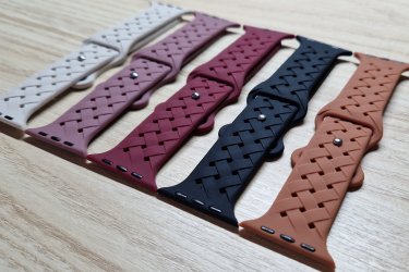 Egyedi és elegáns megjelenést kölcsönző színes, fonott mintás, cserélhető szilikon szíjak minden Apple Watch szériához.

Légy változatos, légy egyedi!

Öltöztessen Téged is a mindennapi viseletedhez, hogy ne csak az életben, de az öltözködésedben is meglegyen a harmónia.

A kényelmes és nagyon finom tapintású szilikon óraszíjak mutatósabb és elegánsabb hatást váltanak ki viselőjükből.

Minden Apple Watch szériával kompatibilis. Két szíj méret létezik. A kisebb (38 mm, 40 mm és 41 mm-es), és a nagyobb (42 mm, 44 mm, 45 mm és 49 mm-es). Az Apple Watch órád aljáról leolvashatod, hogy Neked milyen méretű szíjra van szükséged.

A kisebb szíj (38 mm, 40 mm és 41 mm) rövid mérete: 96 mm, hosszú mérete: 120 mm.
A nagyobb szíj (42 mm, 44 mm, 45 mm és 49 mm) rövid mérete: 96 mm, hosszú mérete: 133 mm.

A cserélhető szilikon pótszíj főbb tulajdonságai:
-Minden Apple Watch szériához megfelelő
-Gyorsan és egyszerűen kicserélhető otthon is
-Strapabíró, rugalmas és tartós kialakítás a szilikon anyagnak köszönhetően
-Teljesen vízálló

Ajándékdobozzal is megvásárolható, így egy igazán szép és elegáns meglepetés lehet szinte bármilyen alkalomra. Az ajándékdoboz fekete színű és +500 Ft az ára.

Egy szíj ára: 2490 Ft
Ajándékdobozzal: +500 Ft

3 megvétele esetén az egyiket ajándékba adom! Tehát 4980 Ft/3 db.

Erről a szíjról bővebben:
https://happywatch.hu/termek/apple-watch-fonott-szilikon-szij/