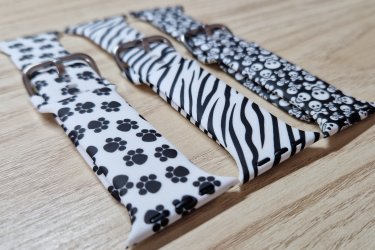 Egyedi és elegáns megjelenést kölcsönző színes, mintás, cserélhető szilikon szíjak minden Apple Watch szériához.

Légy változatos, légy egyedi!

Öltöztessen Téged is a mindennapi viseletedhez, hogy ne csak az életben, de az öltözködésedben is meglegyen a harmónia.

A kényelmes és nagyon finom tapintású szilikon óraszíjak mutatósabb és elegánsabb hatást váltanak ki viselőjükből.

Minden Apple Watch szériával kompatibilis. Két szíj méret létezik. A kisebb (38 mm, 40 mm és 41 mm-es), és a nagyobb (42 mm, 44 mm, 45 mm és 49 mm-es). Az Apple Watch órád aljáról leolvashatod, hogy Neked milyen méretű szíjra van szükséged.

A kisebb szíj (38 mm, 40 mm és 41 mm) rövid mérete: 92 mm, hosszú mérete: 113 mm.
A nagyobb szíj (42 mm, 44 mm, 45 mm és 49 mm) rövid mérete: 92 mm, hosszú mérete: 128 mm.

Minták: koponyás, zebrás, tappancsos.

A cserélhető szilikon pótszíj főbb tulajdonságai:
-Minden Apple Watch szériához megfelelő
-Gyorsan és egyszerűen kicserélhető otthon is
-Strapabíró, rugalmas és tartós kialakítás a szilikon anyagnak köszönhetően
-Teljesen vízálló

Ajándékdobozzal is megvásárolható, így egy igazán szép és elegáns meglepetés lehet szinte bármilyen alkalomra. Az ajándékdoboz fekete színű és +500 Ft az ára.

Egy szíj ára: 2490 Ft
Ajándékdobozzal: +500 Ft

3 megvétele esetén az egyiket ajándékba adom! Tehát 4980 Ft/3 db.

Erről a szíjról bővebben:
https://happywatch.hu/termek/apple-watch-mintas-oraszij/