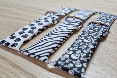 Egyedi és elegáns megjelenést kölcsönző színes, mintás, cserélhető szilikon szíjak minden Apple Watch szériához.

Légy változatos, légy egyedi!

Öltöztessen Téged is a mindennapi viseletedhez, hogy ne csak az életben, de az öltözködésedben is meglegyen a harmónia.

A kényelmes és nagyon finom tapintású szilikon óraszíjak mutatósabb és elegánsabb hatást váltanak ki viselőjükből.

Minden Apple Watch szériával kompatibilis. Két szíj méret létezik. A kisebb (38 mm, 40 mm és 41 mm-es), és a nagyobb (42 mm, 44 mm, 45 mm és 49 mm-es). Az Apple Watch órád aljáról leolvashatod, hogy Neked milyen méretű szíjra van szükséged.

A kisebb szíj (38 mm, 40 mm és 41 mm) rövid mérete: 92 mm, hosszú mérete: 113 mm.
A nagyobb szíj (42 mm, 44 mm, 45 mm és 49 mm) rövid mérete: 92 mm, hosszú mérete: 128 mm.

Minták: koponyás, zebrás, tappancsos.

A cserélhető szilikon pótszíj főbb tulajdonságai:
-Minden Apple Watch szériához megfelelő
-Gyorsan és egyszerűen kicserélhető otthon is
-Strapabíró, rugalmas és tartós kialakítás a szilikon anyagnak köszönhetően
-Teljesen vízálló

Ajándékdobozzal is megvásárolható, így egy igazán szép és elegáns meglepetés lehet szinte bármilyen alkalomra. Az ajándékdoboz fekete színű és +500 Ft az ára.

Egy szíj ára: 2490 Ft
Ajándékdobozzal: +500 Ft

3 megvétele esetén az egyiket ajándékba adom! Tehát 4980 Ft/3 db.

Erről a szíjról bővebben:
https://happywatch.hu/termek/apple-watch-mintas-oraszij/