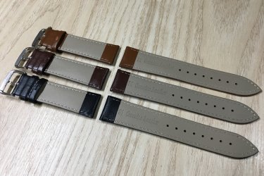 Egyedi megjelenést kölcsönző cserélhető bőr szíjak okosórádhoz.
Légy változatos, légy egyedi!
Öltöztessen Téged is a mindennapi viseletedhez, hogy ne csak az életben, de az öltözködésedben is meglegyen a harmónia.

A kényelmes és nagyon finom tapintású bőr óraszíjak fém csattal rendelkeznek, hogy ezzel is mutatósabb hatást keltsen. Két darab óraszíj bújtatóval (gyűrűvel) lett ellátva. A szíj mellé természetesen jár két darab rögzítő tüske egy pici óra szerszám, amivel gyorsan és könnyen cserélhető ez az elegáns bőr óraszíj.
Színazonos cérnával van varrva a szíj széle, így nagyon látványos és tartós.

Színek: fekete, világos barna, sötét barna.

Minden 22 mm-es befogóval rendelkező okosórához tökéletesek.
Néhány pontos típus itt is megnézhető, hogy melyik órákhoz jó pontosan a 22 mm-es szíj:
https://happywatch.hu/oraszij-merettablazat/

Egy szíj ára: 3490 Ft

2 megvétele esetén 1 ezer Ft kedvezményt biztosítok. Tehát 5980 Ft/2 db.

Ajándékdobozzal is megvásárolható, így egy igazán szép és elegáns meglepetés lehet szinte bármilyen alkalomra. Az ajándékdoboz fekete színű és +500 Ft az ára.

Előre utalást követően Foxposttal vagy postával is tudom küldeni.

Erről a szíjról bővebben:
https://happywatch.hu/termek/elegans-bor-oraszij-22mm/
