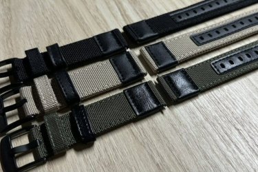 A kényelmes és nagyon finom tapintású szövet óraszíjak fekete bőr betéttel lettek ellátva, hogy még elegánsabb megjelenést kölcsönözzenek a viselőjének. Fekete fém csattal lettek ellátva, hogy ezzel is mutatósabb hatást keltsen. Két darab óraszíj bújtatóval (gyűrűvel) rendelkezik (egyik vászonból van, másik bőrből).

A rugós stiftnek köszönhetően nincs szükség szerelő kézi szerszámra, kényelmesen cserélhető otthon is könnyedén.

Színek: fekete vászon + fekete bőr betét, zöld vászon + fekete bőr betét, szürke vászon + fekete bőr betét.

Minden 20 mm-es befogóval rendelkező okosórához tökéletesek.
Néhány pontos típus itt is megnézhető, hogy melyik órákhoz jó pontosan a 20 mm-es szíj:
https://happywatch.hu/oraszij-merettablazat/

Egy szíj ára: 2990 Ft

2 megvétele esetén 1 ezer Ft kedvezményt biztosítok. Tehát 4980 Ft/2 db.

Ajándékdobozzal is megvásárolható, így egy igazán szép és elegáns meglepetés lehet szinte bármilyen alkalomra. Az ajándékdoboz fekete színű és +500 Ft az ára.

Előre utalást követően Foxposttal vagy postával is tudom küldeni.

Erről a szíjról bővebben:
https://happywatch.hu/termek/sportos-vaszon-bor-oraszij-20mm/