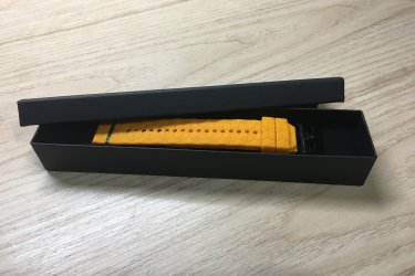 A kényelmes és nagyon finom tapintású szilikon óraszíjak fekete fém csattal lettek ellátva, hogy ezzel is mutatósabb, elegánsabb hatást váltson ki viselőjéből. Két darab óraszíj bújtatóval (gyűrűvel) rendelkezik.

Színek: kékeszöld, fehér, fekete, sötét zöld, világos zöld, narancs, burgundi.

Minden 22 mm-es befogóval rendelkező okosórához tökéletesek.
Néhány pontos típus itt is megnézhető, hogy melyik órákhoz jó pontosan a 22 mm-es szíj:
https://happywatch.hu/oraszij-merettablazat/

Egy szíj ára: 2490 Ft

4 megvétele esetén az egyiket ajándékba adom! Tehát 7470 Ft/4 db.

Ajándékdobozzal is megvásárolható, így egy igazán szép és elegáns meglepetés lehet szinte bármilyen alkalomra. Az ajándékdoboz fekete színű és +500 Ft az ára.

Előre utalást követően Foxposttal vagy postával is tudom küldeni.

Erről a szíjról bővebben:
https://happywatch.hu/termek/szines-szilikon-oraszij-mintas-22mm/