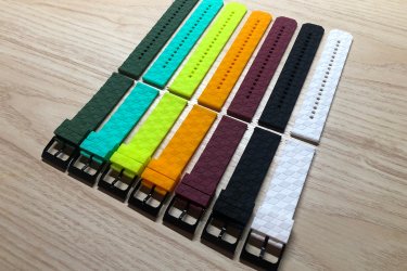 A kényelmes és nagyon finom tapintású szilikon óraszíjak fekete fém csattal lettek ellátva, hogy ezzel is mutatósabb, elegánsabb hatást váltson ki viselőjéből. Két darab óraszíj bújtatóval (gyűrűvel) rendelkezik.

Színek: kékeszöld, fehér, fekete, sötét zöld, világos zöld, narancs, burgundi.

Minden 22 mm-es befogóval rendelkező okosórához tökéletesek.
Néhány pontos típus itt is megnézhető, hogy melyik órákhoz jó pontosan a 22 mm-es szíj:
https://happywatch.hu/oraszij-merettablazat/

Egy szíj ára: 2490 Ft

4 megvétele esetén az egyiket ajándékba adom! Tehát 7470 Ft/4 db.

Ajándékdobozzal is megvásárolható, így egy igazán szép és elegáns meglepetés lehet szinte bármilyen alkalomra. Az ajándékdoboz fekete színű és +500 Ft az ára.

Előre utalást követően Foxposttal vagy postával is tudom küldeni.

Erről a szíjról bővebben:
https://happywatch.hu/termek/szines-szilikon-oraszij-mintas-22mm/