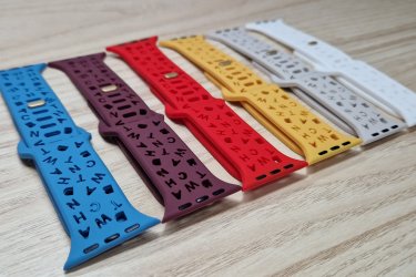 Egyedi és elegáns megjelenést kölcsönző színes, cserélhető szíjak minden Apple Watch szériához.

Légy változatos, légy egyedi!

Öltöztessen Téged is a mindennapi viseletedhez, hogy ne csak az életben, de az öltözködésedben is meglegyen a harmónia.

A kényelmes és nagyon finom tapintású szilikon óraszíjak betű kivágással lettek dízsítve, hogy ezzel is mutatósabb, elegánsabb hatást váltson ki viselőjéből.

Minden Apple Watch szériával kompatibilis. Két szíj méret létezik. A kisebb (38 mm, 40 mm és 41 mm-es), és a nagyobb (42 mm, 44 mm, 45 mm és 49 mm-es). Az Apple Watch órád aljáról leolvashatod, hogy Neked milyen méretű szíjra van szükséged.

A kisebb szíj (38 mm, 40 mm és 41 mm) rövid mérete: 95 mm, hosszú mérete: 118 mm.
A nagyobb szíj (42 mm, 44 mm, 45 mm és 49 mm) rövid mérete: 95 mm, hosszú mérete: 130 mm.

A cserélhető szilikon pótszíj főbb tulajdonságai:
-Minden Apple Watch szériához megfelelő
-Gyorsan és egyszerűen kicserélhető otthon is
-Strapabíró, rugalmas és tartós kialakítás a szilikon anyagnak köszönhetően
-Teljesen vízálló

Ajándékdobozzal is megvásárolható, így egy igazán szép és elegáns meglepetés lehet szinte bármilyen alkalomra. Az ajándékdoboz fekete színű és +500 Ft az ára.

Egy szíj ára: 2490 Ft
Ajándékdobozzal: +500 Ft

3 megvétele esetén az egyiket ajándékba adom! Tehát 4980 Ft/3 db.

Erről a szíjról bővebben:
https://happywatch.hu/termek/apple-watch-betus-szilikon-szij/