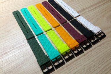 A kényelmes és nagyon finom tapintású szilikon óraszíjak fekete fém csattal lettek ellátva, hogy ezzel is mutatósabb, elegánsabb hatást váltson ki viselőjéből. Két darab óraszíj bújtatóval (gyűrűvel) rendelkezik.

Színek: kékeszöld, sötét zöld, világos zöld, fekete, fehér, narancssárga, burgundi.

Minden 20 mm-es befogóval rendelkező okosórához tökéletesek.
Néhány pontos típus itt is megnézhető, hogy melyik órákhoz jó pontosan a 20 mm-es szíj:
https://happywatch.hu/oraszij-merettablazat/

Ajándékdobozzal is megvásárolható, így egy igazán szép és elegáns meglepetés lehet szinte bármilyen alkalomra. Az ajándékdoboz fekete színű és +500 Ft az ára.

Egy szíj ára: 2490 Ft
Ajándékdobozzal: +500 Ft

4 megvétele esetén az egyiket ajándékba adom! Tehát 7470 Ft/4 db.

Előre utalást követően Foxposttal vagy postával is tudom küldeni.

Erről a szíjról bővebben:
https://happywatch.hu/termek/szines-szilikon-oraszij-mintas-20mm/