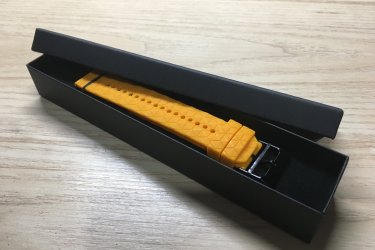 A kényelmes és nagyon finom tapintású szilikon óraszíjak fekete fém csattal lettek ellátva, hogy ezzel is mutatósabb, elegánsabb hatást váltson ki viselőjéből. Két darab óraszíj bújtatóval (gyűrűvel) rendelkezik.

Színek: kékeszöld, sötét zöld, világos zöld, fekete, fehér, narancssárga, burgundi.

Minden 20 mm-es befogóval rendelkező okosórához tökéletesek.
Néhány pontos típus itt is megnézhető, hogy melyik órákhoz jó pontosan a 20 mm-es szíj:
https://happywatch.hu/oraszij-merettablazat/

Ajándékdobozzal is megvásárolható, így egy igazán szép és elegáns meglepetés lehet szinte bármilyen alkalomra. Az ajándékdoboz fekete színű és +500 Ft az ára.

Egy szíj ára: 2490 Ft
Ajándékdobozzal: +500 Ft

4 megvétele esetén az egyiket ajándékba adom! Tehát 7470 Ft/4 db.

Előre utalást követően Foxposttal vagy postával is tudom küldeni.

Erről a szíjról bővebben:
https://happywatch.hu/termek/szines-szilikon-oraszij-mintas-20mm/