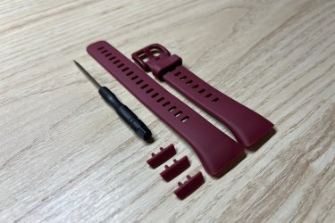 A kényelmes és finom tapintású szilikonból készült óraszíjak színazonos műanyag csattal lettek ellátva, hogy ezzel is mutatósabb, elegánsabb hatást váltson ki viselőjéből.

A csomag tartalma: kis szerelő kézi szerszám a kényelmesebb cseréhez és 3 db színazonos pórvédő kis műanyag.

Színek: fehér, fekete, sötét kék, barack, burgundi.

Ajándékdobozzal is megvásárolható, így egy igazán szép és elegáns meglepetés lehet szinte bármilyen alkalomra. Az ajándékdoboz fekete színű és +500 Ft az ára.

Egy szíj ára: 1990 Ft

3 megvétele esetén az egyiket ajándékba adom! Tehát 3980 Ft/3 db.

Előre utalást követően Foxposttal vagy postával is tudom küldeni.

Erről a szíjról bővebben:
https://happywatch.hu/termek/huawei-band-6-szilikon-oraszij/
