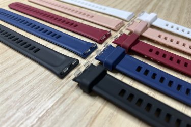 A kényelmes és finom tapintású szilikonból készült óraszíjak színazonos műanyag csattal lettek ellátva, hogy ezzel is mutatósabb, elegánsabb hatást váltson ki viselőjéből.

A gyors csatlakozónak köszönhetően nincs szükség szerelő kézi szerszámra, kényelmesen cserélhető otthon könnyedén.

Színek: fehér, fekete, sötét kék, barack, burgundi.

Ajándékdobozzal is megvásárolható, így egy igazán szép és elegáns meglepetés lehet szinte bármilyen alkalomra. Az ajándékdoboz fekete színű és +500 Ft az ára.

Egy szíj ára: 1990 Ft

3 megvétele esetén az egyiket ajándékba adom! Tehát 3980 Ft/3 db.

Előre utalást követően Foxposttal vagy postával is tudom küldeni.

Erről a szíjról bővebben:
https://happywatch.hu/termek/huawei-band-8-szilikon-oraszij/