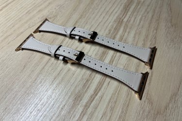 A kényelmes és finom tapintású bőr óraszíjak rose gold színű fém csattal lettek ellátva, hogy ezzel is mutatósabb, elegánsabb hatást váltson ki viselőjéből.

Külső színe barack, belső része pedig barna színű bőrből készült színazonos cérnával varrva (kívül és belül is).

A kisebb (38 mm, 40 mm és 41 mm-es) és a nagyobb (42 mm, 44 mm, 45 mm és 49 mm-es) Apple Watch szériával is kompatibilisek. Az Apple Watch órád aljáról leolvashatod, hogy Neked milyen méretű szíjra van szükséged.

Egy szíj ára: 2990 Ft

3 megvétele esetén az egyiket ajándékba adom. Tehát 5980 Ft/3 db.

Előre utalást követően Foxposttal vagy postával is tudom küldeni.

Ajándékdobozzal is megvásárolható, így egy igazán szép és elegáns meglepetés lehet szinte bármilyen alkalomra. Az ajándékdoboz fekete színű és +500 Ft az ára.

Erről a szíjról bővebben:
https://happywatch.hu/termek/noi-bor-apple-watch-oraszij/
