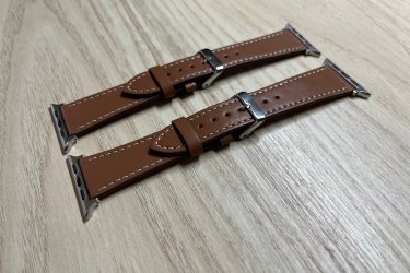 A kényelmes és finom tapintású bőr óraszíjak ezüst színű fém csattal lettek ellátva, hogy ezzel is mutatósabb, elegánsabb hatást váltson ki viselőjéből.

Külső színe sötétebb barna, belső része pedig világosabb barna színű bőrből készült fehér cérnával varrva (kívül és belül is).

A kisebb (38 mm, 40 mm és 41 mm-es) és a nagyobb (42 mm, 44 mm, 45 mm és 49 mm-es) Apple Watch szériával is kompatibilisek. Az Apple Watch órád aljáról leolvashatod, hogy Neked milyen méretű szíjra van szükséged.

Egy szíj ára: 2990 Ft

3 megvétele esetén 1 ezer Ft kedvezményt adok. Tehát 7970 Ft/3 db.

Előre utalást követően Foxposttal vagy postával is tudom küldeni.

Ajándékdobozzal is megvásárolható, így egy igazán szép és elegáns meglepetés lehet szinte bármilyen alkalomra. Az ajándékdoboz fekete színű és +500 Ft az ára.

Erről a szíjról bővebben:
https://happywatch.hu/termek/klasszikus-noi-bor-apple-watch-oraszij/