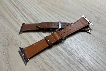 A kényelmes és finom tapintású bőr óraszíjak ezüst színű fém csattal lettek ellátva, hogy ezzel is mutatósabb, elegánsabb hatást váltson ki viselőjéből.

Külső színe sötétebb barna, belső része pedig világosabb barna színű bőrből készült fehér cérnával varrva (kívül és belül is).

A kisebb (38 mm, 40 mm és 41 mm-es) és a nagyobb (42 mm, 44 mm, 45 mm és 49 mm-es) Apple Watch szériával is kompatibilisek. Az Apple Watch órád aljáról leolvashatod, hogy Neked milyen méretű szíjra van szükséged.

Egy szíj ára: 2990 Ft

3 megvétele esetén 1 ezer Ft kedvezményt adok. Tehát 7970 Ft/3 db.

Előre utalást követően Foxposttal vagy postával is tudom küldeni.

Ajándékdobozzal is megvásárolható, így egy igazán szép és elegáns meglepetés lehet szinte bármilyen alkalomra. Az ajándékdoboz fekete színű és +500 Ft az ára.

Erről a szíjról bővebben:
https://happywatch.hu/termek/klasszikus-noi-bor-apple-watch-oraszij/
