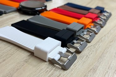 A kényelmes szilikon óraszíjak fém csattal lettek ellátva, hogy ezzel is mutatósabb, elegánsabb hatást váltson ki viselőjéből.

Minden hagyományos, 22mm befogóval rendelkező órával kompatibilis.

A rugós stifteknek köszönhetően nincs szükség szerelő kézi szerszámra, kényelmesen cserélhető otthon könnyedén.

A cserélhető pótszíj főbb tulajdonságai:

    Strapabíró, rugalmas és tartós kialakítás
    Könnyen cserélhető
    Csatos rögzítés a kényelmes viselés érdekében
    Teljesen vízálló
    Kettő bújtatóval rendelkezik, így kényelmesen használható

Ajándékdobozzal is megvásárolható, így egy igazán szép és elegáns meglepetés lehet szinte bármilyen alkalomra. Az ajándékdoboz fekete színű és +500 Ft az ára.

Egy szíj ára: 2490 Ft
Ajándékdobozzal: +500 Ft

3 megvétele esetén 1 ezer Ft kedvezményt adok. Tehát 6470 Ft/3 db.

Előre utalást követően Foxposttal vagy postával is tudom küldeni.

Erről a szíjról bővebben:
https://happywatch.hu/termek/bordazott-szilikon-oraszij-22mm/
