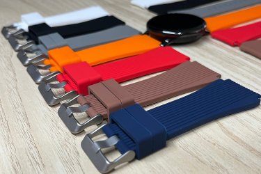 A kényelmes szilikon óraszíjak fém csattal lettek ellátva, hogy ezzel is mutatósabb, elegánsabb hatást váltson ki viselőjéből.

Minden hagyományos, 22mm befogóval rendelkező órával kompatibilis.

A rugós stifteknek köszönhetően nincs szükség szerelő kézi szerszámra, kényelmesen cserélhető otthon könnyedén.

A cserélhető pótszíj főbb tulajdonságai:

    Strapabíró, rugalmas és tartós kialakítás
    Könnyen cserélhető
    Csatos rögzítés a kényelmes viselés érdekében
    Teljesen vízálló
    Kettő bújtatóval rendelkezik, így kényelmesen használható

Ajándékdobozzal is megvásárolható, így egy igazán szép és elegáns meglepetés lehet szinte bármilyen alkalomra. Az ajándékdoboz fekete színű és +500 Ft az ára.

Egy szíj ára: 2490 Ft
Ajándékdobozzal: +500 Ft

3 megvétele esetén 1 ezer Ft kedvezményt adok. Tehát 6470 Ft/3 db.

Előre utalást követően Foxposttal vagy postával is tudom küldeni.

Erről a szíjról bővebben:
https://happywatch.hu/termek/bordazott-szilikon-oraszij-22mm/
