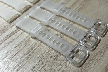 A kényelmes és finom tapintású szilikonból készült óraszíjak színazonos (átlátszó) műanyag csattal lettek ellátva, hogy ezzel is mutatósabb, elegánsabb hatást váltson ki viselőjéből.

A gyors csatlakozónak köszönhetően nincs szükség szerelő kézi szerszámra, kényelmesen cserélhető otthon könnyedén.

A cserélhető szilikon pótszíj főbb tulajdonságai:
-Gyorsan és egyszerűen kicserélhető otthon is a gyors csatlakozónak köszönhetően
-Strapabíró, rugalmas és tartós kialakítás a szilikon anyagnak köszönhetően
-Teljesen vízálló

Ajándékdobozzal is megvásárolható, így egy igazán szép és elegáns meglepetés lehet szinte bármilyen alkalomra. Az ajándékdoboz fekete színű és +500 Ft az ára.

Egy szíj ára: 1990 Ft
Ajándékdobozzal: +500 Ft

Előre utalást követően Foxposttal vagy postával is tudom küldeni.

Erről a szíjról bővebben:
https://happywatch.hu/termek/huawei-band-8-9-10-atlatszo-szilikon-oraszij/
