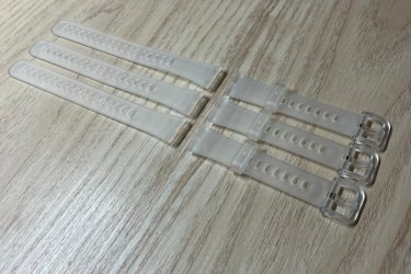 A kényelmes és finom tapintású szilikonból készült óraszíjak színazonos (átlátszó) műanyag csattal lettek ellátva, hogy ezzel is mutatósabb, elegánsabb hatást váltson ki viselőjéből.

A gyors csatlakozónak köszönhetően nincs szükség szerelő kézi szerszámra, kényelmesen cserélhető otthon könnyedén.

A cserélhető szilikon pótszíj főbb tulajdonságai:
-Gyorsan és egyszerűen kicserélhető otthon is a gyors csatlakozónak köszönhetően
-Strapabíró, rugalmas és tartós kialakítás a szilikon anyagnak köszönhetően
-Teljesen vízálló

Ajándékdobozzal is megvásárolható, így egy igazán szép és elegáns meglepetés lehet szinte bármilyen alkalomra. Az ajándékdoboz fekete színű és +500 Ft az ára.

Egy szíj ára: 1990 Ft
Ajándékdobozzal: +500 Ft

Előre utalást követően Foxposttal vagy postával is tudom küldeni.

Erről a szíjról bővebben:
https://happywatch.hu/termek/huawei-band-8-9-10-atlatszo-szilikon-oraszij/
