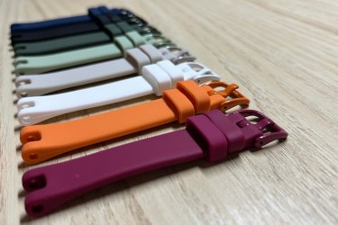 A kényelmes óraszíjak színazonos fém csattal lettek ellátva, hogy ezzel is mutatósabb, elegánsabb hatást váltson ki viselőjéből.

A két kis csavarozó szerszámnak köszönhetően gyorsan és egyszerűen cserélhetőek a szíjak.

A cserélhető pótszíj főbb tulajdonságai:
-Strapabíró, rugalmas és tartós kialakítás
-Könnyen cserélhető
-Teljesen vízálló
-Kettő bújtatóval rendelkezik, így kényelmesen használható

Csomag tartalma: szilikon óraszíj és 2 db műanyag csavarozó szerszám.

Ajándékdobozzal is megvásárolható, így egy igazán szép és elegáns meglepetés lehet szinte bármilyen alkalomra. Az ajándékdoboz fekete színű és +500 Ft az ára.

Egy szíj ára: 2490 Ft
Ajándékdobozzal: +500 Ft

Előre utalást követően Foxposttal vagy postával is tudom küldeni.

Erről a szíjról bővebben:
https://happywatch.hu/termek/garmin-lily-szilikon-oraszij-14mm/
