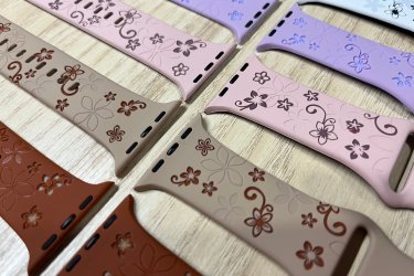 A kényelmes és nagyon finom tapintású virágokkal díszített szilikon óraszíjak mutatósabb és elegánsabb hatást váltanak ki viselőjükből.

A virágok nem csupán rá vannak festve a szíjak külső felületére, hanem bele vannak marva, így nem kopnak le és tartósak.

A szíjak úgy vannak kialakítva, hogy a külső és a belső színük eltérő, így igen látványosak, mutatósak.

A kisebb (38 mm, 40 mm és 41 mm-es) és a nagyobb (42 mm, 44 mm, 45 mm és 49 mm-es) Apple Watch szériával is kompatibilisek. Az Apple Watch órád aljáról leolvashatod, hogy Neked milyen méretű szíjra van szükséged.

A cserélhető szilikon mintás pótszíj főbb tulajdonságai:
-Minden Apple Watch szériához megfelelő
-Gyorsan és egyszerűen kicserélhető otthon is
-Strapabíró, rugalmas és tartós kialakítás a szilikon anyagnak köszönhetően
-Teljesen vízálló

Ajándékdobozzal is megvásárolható, így egy igazán szép és elegáns meglepetés lehet szinte bármilyen alkalomra. Az ajándékdoboz fekete színű és +500 Ft az ára.

Egy szíj ára: 2490 Ft

Előre utalást követően Foxposttal vagy postával is tudom küldeni.

Erről a szíjról bővebben:
https://happywatch.hu/termek/apple-watch-virag-mintas-oraszij/