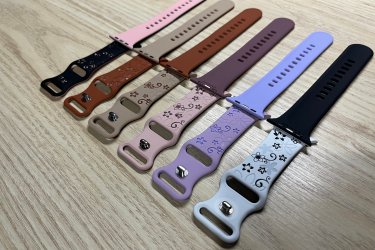 A kényelmes és nagyon finom tapintású virágokkal díszített szilikon óraszíjak mutatósabb és elegánsabb hatást váltanak ki viselőjükből.

A virágok nem csupán rá vannak festve a szíjak külső felületére, hanem bele vannak marva, így nem kopnak le és tartósak.

A szíjak úgy vannak kialakítva, hogy a külső és a belső színük eltérő, így igen látványosak, mutatósak.

A kisebb (38 mm, 40 mm és 41 mm-es) és a nagyobb (42 mm, 44 mm, 45 mm és 49 mm-es) Apple Watch szériával is kompatibilisek. Az Apple Watch órád aljáról leolvashatod, hogy Neked milyen méretű szíjra van szükséged.

A cserélhető szilikon mintás pótszíj főbb tulajdonságai:
-Minden Apple Watch szériához megfelelő
-Gyorsan és egyszerűen kicserélhető otthon is
-Strapabíró, rugalmas és tartós kialakítás a szilikon anyagnak köszönhetően
-Teljesen vízálló

Ajándékdobozzal is megvásárolható, így egy igazán szép és elegáns meglepetés lehet szinte bármilyen alkalomra. Az ajándékdoboz fekete színű és +500 Ft az ára.

Egy szíj ára: 2490 Ft

Előre utalást követően Foxposttal vagy postával is tudom küldeni.

Erről a szíjról bővebben:
https://happywatch.hu/termek/apple-watch-virag-mintas-oraszij/
