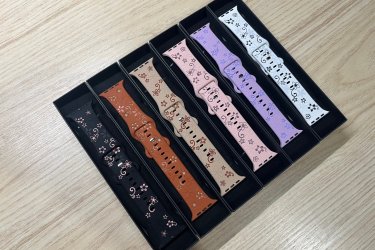 A kényelmes és nagyon finom tapintású virágokkal díszített szilikon óraszíjak mutatósabb és elegánsabb hatást váltanak ki viselőjükből.

A virágok nem csupán rá vannak festve a szíjak külső felületére, hanem bele vannak marva, így nem kopnak le és tartósak.

A szíjak úgy vannak kialakítva, hogy a külső és a belső színük eltérő, így igen látványosak, mutatósak.

A kisebb (38 mm, 40 mm és 41 mm-es) és a nagyobb (42 mm, 44 mm, 45 mm és 49 mm-es) Apple Watch szériával is kompatibilisek. Az Apple Watch órád aljáról leolvashatod, hogy Neked milyen méretű szíjra van szükséged.

A cserélhető szilikon mintás pótszíj főbb tulajdonságai:
-Minden Apple Watch szériához megfelelő
-Gyorsan és egyszerűen kicserélhető otthon is
-Strapabíró, rugalmas és tartós kialakítás a szilikon anyagnak köszönhetően
-Teljesen vízálló

Ajándékdobozzal is megvásárolható, így egy igazán szép és elegáns meglepetés lehet szinte bármilyen alkalomra. Az ajándékdoboz fekete színű és +500 Ft az ára.

Egy szíj ára: 2490 Ft

Előre utalást követően Foxposttal vagy postával is tudom küldeni.

Erről a szíjról bővebben:
https://happywatch.hu/termek/apple-watch-virag-mintas-oraszij/