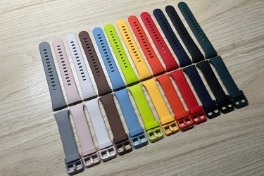 A kényelmes és finom tapintású szilikonból készült óraszíjak színazonos műanyag csattal lettek ellátva, hogy ezzel is mutatósabb, elegánsabb hatást váltson ki viselőjéből.

A gyors csatlakozónak köszönhetően nincs szükség szerelő kézi szerszámra, kényelmesen cserélhető otthon könnyedén.

A cserélhető szilikon pótszíj főbb tulajdonságai:
-Gyorsan és egyszerűen kicserélhető otthon is
-Strapabíró, rugalmas és tartós kialakítás a szilikon anyagnak köszönhetően
-Teljesen vízálló

Ajándékdobozzal is megvásárolható, így egy igazán szép és elegáns meglepetés lehet szinte bármilyen alkalomra. Az ajándékdoboz fekete színű és +500 Ft az ára.

Egy szíj ára: 1990 Ft
Ajándékdobozzal: +500 Ft

Előre utalást követően Foxposttal vagy postával is tudom küldeni.

Erről a szíjról bővebben:
https://happywatch.hu/termek/xiaomi-smart-band-7-pro-szilikon-szij/