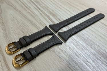 A kényelmes és finom tapintású bőr óraszíjak arany színű fém csattal lettek ellátva és barna cérnával vannak varrva, hogy ezzel is mutatósabb, elegánsabb hatást váltsanak ki viselőjéből. A szíj külső része barna, fonákja (belső rész) pedig világos barna színű.

A szíj mellé természetesen jár kettő rugós stift is.

Minden hagyományos, 20mm vagy 22mm befogóval rendelkező órával kompatibilis.

Egy szíj ára: 2990 Ft

3 megvétele esetén az egyiket ajándékba adom. Tehát 5980 Ft/3 db.

Előre utalást követően Foxposttal vagy postával is tudom küldeni.

Ajándékdobozzal is megvásárolható, így egy igazán szép és elegáns meglepetés lehet szinte bármilyen alkalomra. Az ajándékdoboz fekete színű és +500 Ft az ára.

Erről a szíjról bővebben:
https://happywatch.hu/termek/keskenyitett-bor-oraszij-22mm/
