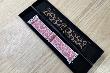 Kényelmes és finom tapintású a vászon, rugalmas (gumis) anyagnak köszönhetően. Az óraszíjak fém állítható csattal lettek ellátva, hogy ezzel is mutatósabb, elegánsabb hatást váltson ki viselőjéből. A fekete-barna szíj fekete fém csattal, a fehér-rózsaszín szíj pedig rose gold színű csattal rendelkezik.

A kisebb (38 mm, 40 mm és 41 mm-es) és a nagyobb (42 mm, 44 mm, 45 mm és 49 mm-es) Apple Watch szériával is kompatibilisek. Az Apple Watch órád aljáról leolvashatod, hogy Neked milyen méretű szíjra van szükséged.

Színek: fehér alapon rózsaszín leopárd foltok, fekete alapon barnás leopárd foltok.

Egy szíj ára: 2490 Ft

Előre utalást követően Foxposttal vagy postával is tudom küldeni.

Ajándékdobozzal is megvásárolható, így egy igazán szép és elegáns meglepetés lehet szinte bármilyen alkalomra. Az ajándékdoboz fekete színű és +500 Ft az ára.

Erről a szíjról bővebben:
https://happywatch.hu/termek/apple-watch-leopard-mintas-szij/
