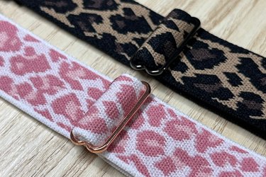 Kényelmes és finom tapintású a vászon, rugalmas (gumis) anyagnak köszönhetően. Az óraszíjak fém állítható csattal lettek ellátva, hogy ezzel is mutatósabb, elegánsabb hatást váltson ki viselőjéből. A fekete-barna szíj fekete fém csattal, a fehér-rózsaszín szíj pedig rose gold színű csattal rendelkezik.

A kisebb (38 mm, 40 mm és 41 mm-es) és a nagyobb (42 mm, 44 mm, 45 mm és 49 mm-es) Apple Watch szériával is kompatibilisek. Az Apple Watch órád aljáról leolvashatod, hogy Neked milyen méretű szíjra van szükséged.

Színek: fehér alapon rózsaszín leopárd foltok, fekete alapon barnás leopárd foltok.

Egy szíj ára: 2490 Ft

Előre utalást követően Foxposttal vagy postával is tudom küldeni.

Ajándékdobozzal is megvásárolható, így egy igazán szép és elegáns meglepetés lehet szinte bármilyen alkalomra. Az ajándékdoboz fekete színű és +500 Ft az ára.

Erről a szíjról bővebben:
https://happywatch.hu/termek/apple-watch-leopard-mintas-szij/
