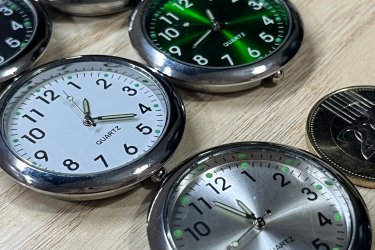 Színek: fekete számlapos ezüst kerettel, kék számlapos ezüst kerettel, ezüst számlapos ezüst kerettel, fehér számlapos ezüst kerettel, zöld számlapos ezüst kerettel, piros számlapos ezüst kerettel, arany számlapos arany kerettel.

Az óra bizonyos részei (mutatók, számoknál egy-egy pont) fluoreszkálnak, így sötétben is látszódnak.

Óra mérete: 4x4 cm

A csomag tartalma: autós óra, elem, öntapadós szilikon.

Egy óra ára: 1490 Ft

Előre utalást követően Foxposttal vagy postával is tudom küldeni.

Erről az óráról bővebben:
https://happywatch.hu/termek/szines-ontapados-autos-ora/
