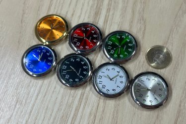 Színek: fekete számlapos ezüst kerettel, kék számlapos ezüst kerettel, ezüst számlapos ezüst kerettel, fehér számlapos ezüst kerettel, zöld számlapos ezüst kerettel, piros számlapos ezüst kerettel, arany számlapos arany kerettel.

Az óra bizonyos részei (mutatók, számoknál egy-egy pont) fluoreszkálnak, így sötétben is látszódnak.

Óra mérete: 4x4 cm

A csomag tartalma: autós óra, elem, öntapadós szilikon.

Egy óra ára: 1490 Ft

Előre utalást követően Foxposttal vagy postával is tudom küldeni.

Erről az óráról bővebben:
https://happywatch.hu/termek/szines-ontapados-autos-ora/