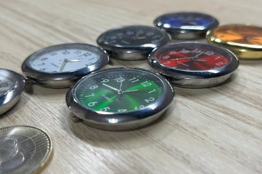 Színek: fekete számlapos ezüst kerettel, kék számlapos ezüst kerettel, ezüst számlapos ezüst kerettel, fehér számlapos ezüst kerettel, zöld számlapos ezüst kerettel, piros számlapos ezüst kerettel, arany számlapos arany kerettel.

Az óra bizonyos részei (mutatók, számoknál egy-egy pont) fluoreszkálnak, így sötétben is látszódnak.

Óra mérete: 4x4 cm

A csomag tartalma: autós óra, elem, öntapadós szilikon.

Egy óra ára: 1490 Ft

Előre utalást követően Foxposttal vagy postával is tudom küldeni.

Erről az óráról bővebben:
https://happywatch.hu/termek/szines-ontapados-autos-ora/