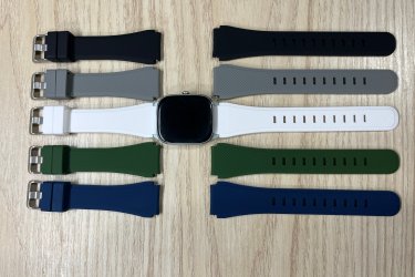 A kényelmes szilikon óraszíjak fém csattal lettek ellátva, hogy ezzel is mutatósabb, elegánsabb hatást váltson ki viselőjéből.

Minden hagyományos, 20mm befogóval rendelkező órával kompatibilis.

A rugós stifteknek köszönhetően nincs szükség szerelő kézi szerszámra, kényelmesen cserélhető otthon könnyedén.

A cserélhető pótszíj főbb tulajdonságai:
-Strapabíró, rugalmas és tartós kialakítás
-Könnyen cserélhető
-Csatos rögzítés a kényelmes viselés érdekében
-Teljesen vízálló
-Kettő bújtatóval rendelkezik, így kényelmesen használható

Ajándékdobozzal is megvásárolható, így egy igazán szép és elegáns meglepetés lehet szinte bármilyen alkalomra. Az ajándékdoboz fekete színű és +500 Ft az ára.

Egy szíj ára: 2490 Ft
Ajándékdobozzal: +500 Ft

3 megvétele esetén 1 ezer Ft kedvezményt adok. Tehát 6470 Ft/3 db.

Előre utalást követően Foxposttal vagy postával is tudom küldeni.

Erről a szíjról bővebben:
https://happywatch.hu/termek/bordazott-szilikon-oraszij-20mm/
