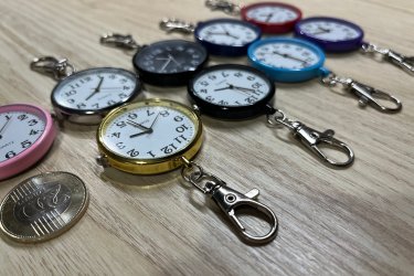 Színek: arany, ezüst, fekete, lila, pink, világoskék, sötétkék, piros.

Az óra bizonyos részei (számoknál egy-egy pont) fluoreszkálnak, így sötétben is látszódnak.

Óra és a kulcstartó együttes mérete: 8 cm

A csomag tartalma: kulcstartós óra és elem.

Egy óra ára: 1490 Ft

Előre utalást követően Foxposttal vagy postával is tudom küldeni.

Erről a kulcstartós zsebóráról bővebben:
https://happywatch.hu/termek/szines-zsebora-kulcstartos-ora/