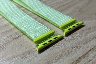 Kényelmes és finom tapintású a vászon anyagnak köszönhetően. Az óraszíjak tépőzárral lettek ellátva, hogy ezzel is kényelmesebb legyen a viselésük.

A műanyag elemek nem fluoreszkálnak, csak a szíj vászon része képes világítani a sötétben.

A cserélhető tépőzáras pótszíj főbb tulajdonságai:
-Minden Apple Watch szériához megfelelő
-Gyorsan és egyszerűen kicserélhető otthon is
-Strapabíró, stabil és tartós kialakítás
-Extravagáns és egyedi megjelenés a fluoreszkálós anyagnak köszönhetően

Ajándékdobozzal is megvásárolható, így egy igazán szép és elegáns meglepetés lehet szinte bármilyen alkalomra. Az ajándékdoboz fekete színű és +500 Ft az ára.

Egy szíj ára: 2990 Ft
Ajándékdobozzal: +500 Ft

Előre utalást követően Foxposttal vagy postával is tudom küldeni.

Erről a szíjról bővebben:
https://happywatch.hu/termek/apple-watch-fluoreszkalos-szij/